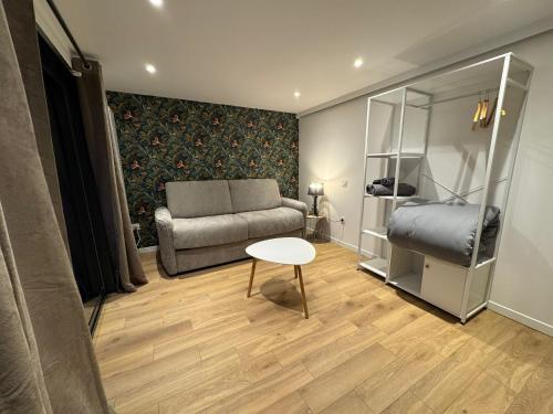 un salon avec un canapé et une table dans l'établissement Twenty Fort Studio with Pool Lyon, à Villeurbanne