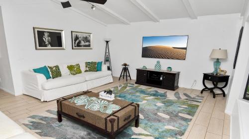 Una sala de estar con un sofá y una mesa de café. en Amazing - 4 Bed Billiard Table luxury canal pool, en Cabo Coral