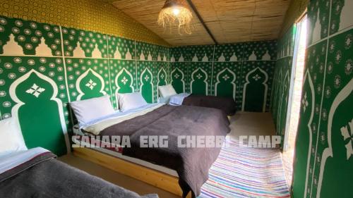 Postel nebo postele na pokoji v ubytování Sahara Erg Chebbi Camp