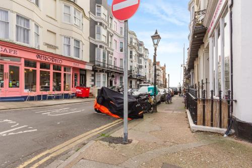 Cosy studio flat moments from the beach, Kemptown photo 22