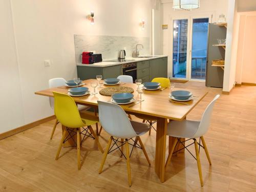 une salle à manger avec une table et des chaises en bois dans l'établissement Maison familiale avec terrasse pour 7 personnes, à Lambersart
