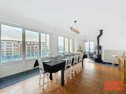 une salle à manger avec une longue table et des chaises dans l'établissement Les Petits Moussaillons, à Wimereux