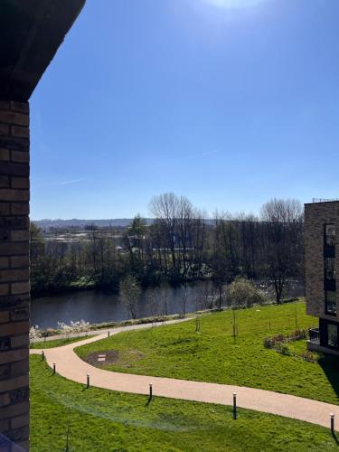 グラスゴーにあるEn-suite - Glasgow Riversideの建物からの川の眺め