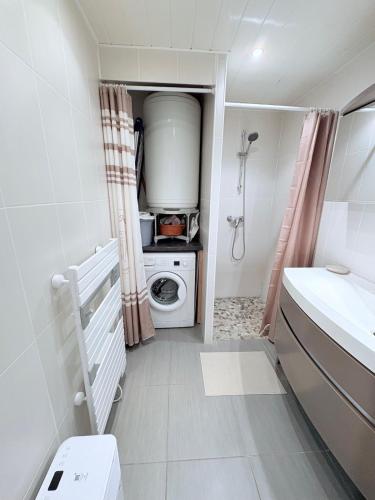 Elle comprend une petite salle de bains pourvue d'un lave-linge et d'un sèche-linge. dans l'établissement 2-Room Pool, Beach and Harbor, au Pradet
