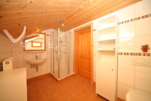 un baño con ducha y lavabo en Ferienhaus Hutegger, en Schladming