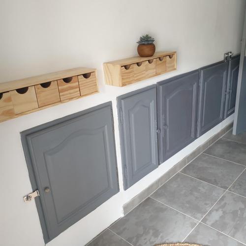 a kitchen with gray cabinets and a counter top at Gîte de la Tour Carrée in Taulignan
