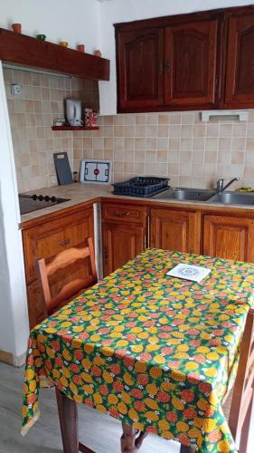 une cuisine avec une table et un tissu de table coloré dans l'établissement Aix en Provence, à Aix-en-Provence