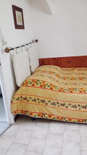 - un lit dans une chambre dotée d'un couvre-lit dans l'établissement Aix en Provence, à Aix-en-Provence