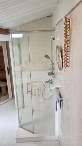 une douche dans une salle de bain avec un lavabo dans l'établissement Aix en Provence, à Aix-en-Provence