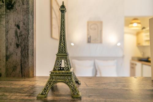 un modèle de la tour eiffel sur une table dans l'établissement MBA - Splendide Apart Proche Bastille, à Paris