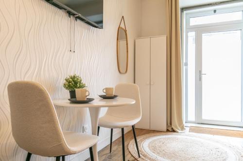 une salle à manger avec une table et des chaises et une fenêtre dans l'établissement MBA - Splendide Apart Proche Bastille, à Paris