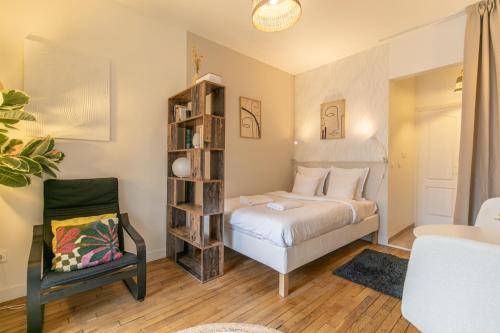 une chambre avec un lit et une chaise dans une pièce dans l'établissement MBA - Splendide Apart Proche Bastille, à Paris