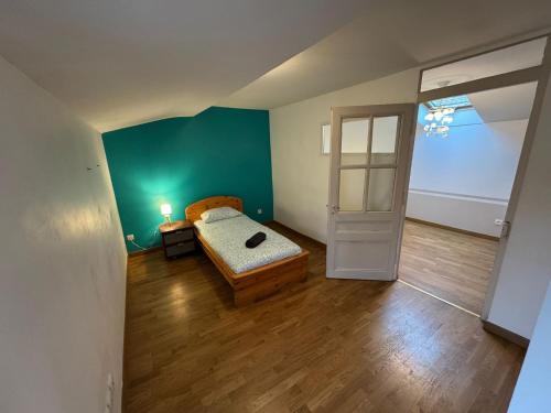 a small room with a bed and a door at Spacious renovated villa Groupama Stadium LDLC in Décines-Charpieu