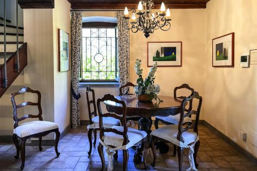 a dining room with a table and chairs and a window at Borgo La Ferriera - Celleno Viterbo con Piscina in Celleno