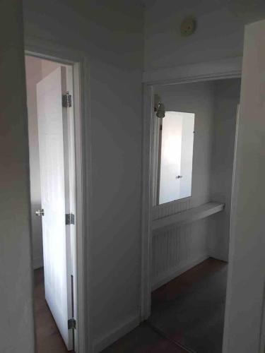 an empty room with a mirror and a door at Logement Voyageurs Ou Travailleur 501 in La Tuque