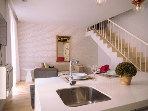 eine Küche mit Spüle und Treppe in der Unterkunft Palacio Conde Miranda in Madrid