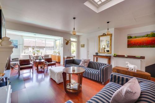 Photo de la galerie de l'établissement Family house with pool, à Bordeaux