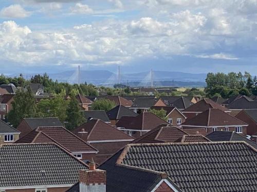 un grupo de tejados en un barrio residencial en Prime Duloch Bridge View By Tba, en Dunfermline