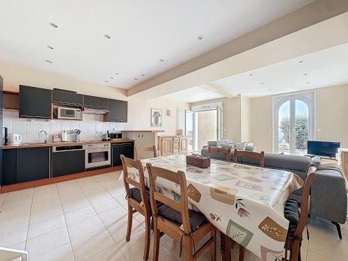 une cuisine et une salle à manger avec une table et des chaises dans l'établissement Saint Georges - duplex face mer, à Wimereux
