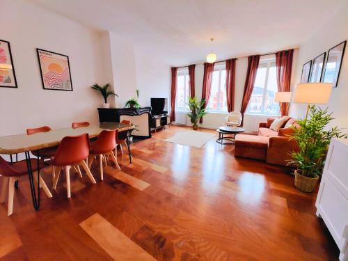 un salon avec une table et un canapé dans l'établissement Cozy Apartment with View of the Grand Place 6 p, à Tourcoing