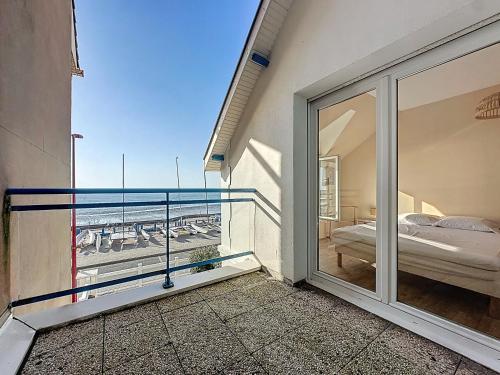 - une chambre avec un balcon offrant une vue sur l'océan dans l'établissement Saint Georges - duplex face mer, à Wimereux