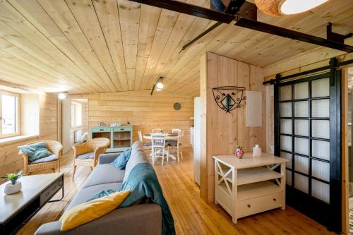 un salon avec un canapé et une table dans l'établissement Le Hangar Atypique, Ploufragan, à Ploufragan