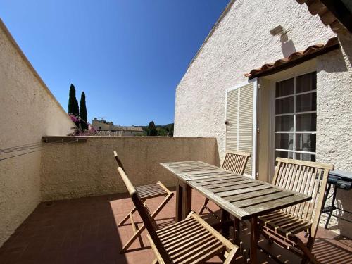 Photo de la galerie de l'établissement Appartement avec mezzanine proche de la place du village, à Porquerolles