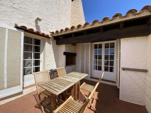 Photo de la galerie de l'établissement Appartement avec mezzanine proche de la place du village, à Porquerolles