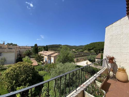 Photo de la galerie de l'établissement Appartement avec mezzanine proche de la place du village, à Porquerolles