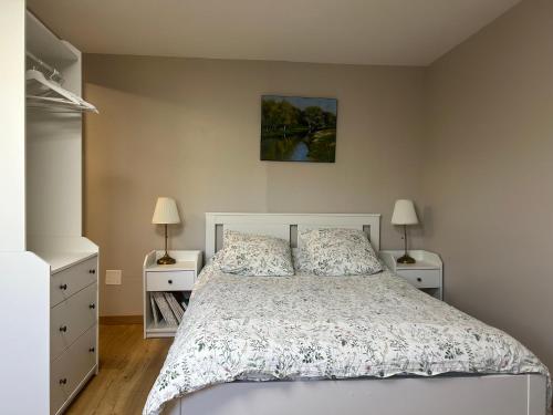 une chambre avec un lit avec deux tables de nuit et deux lampes dans l'établissement Ô Nid d'Azay, à Azay-sur-Cher