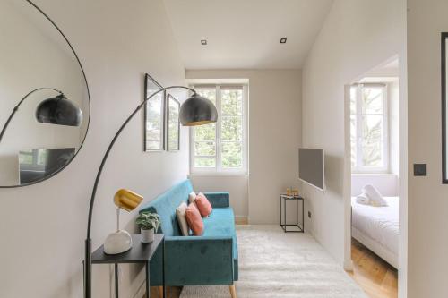 Katil atau katil-katil dalam bilik di T2 rénové et confortable à Écully pour 2 personnes