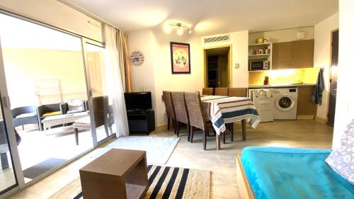 Bel appartement 2 chambres avec grande terrasse à 50m de la plage