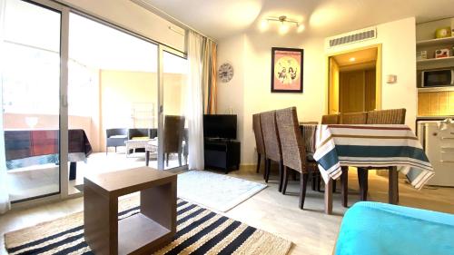 Bel appartement 2 chambres avec grande terrasse à 50m de la plage