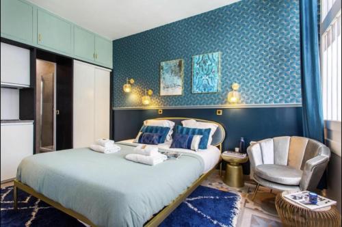 une chambre avec un grand lit et une chaise dans l'établissement Charming 2BR # Grands Boulevards, à Paris