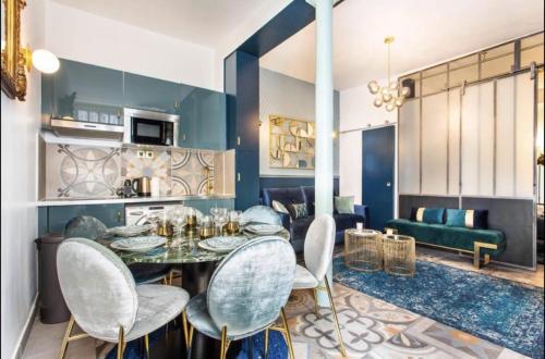 une salle à manger avec une table et des chaises dans l'établissement Charming 2BR # Grands Boulevards, à Paris