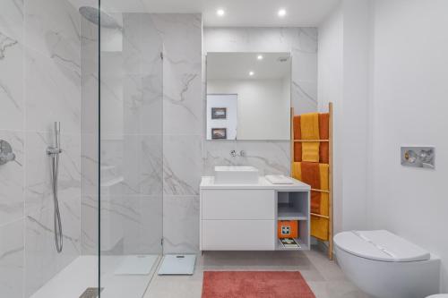 a bathroom with a shower and a toilet and a sink at Don Tenorio Chic Apartment in Lagos