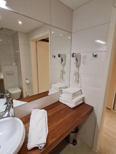 a bathroom with a sink and a mirror at Czarna Góra Resort, Apartament z widokiem na góry, Stubai in Biała Woda