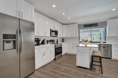 Florida Dream Home: Pool Lakeview Game Room ~にあるキッチンまたは簡易キッチン