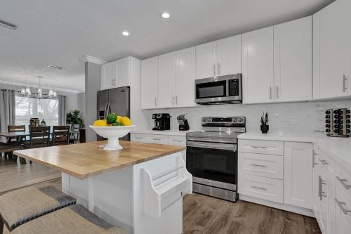 Florida Dream Home: Pool Lakeview Game Room ~にあるキッチンまたは簡易キッチン