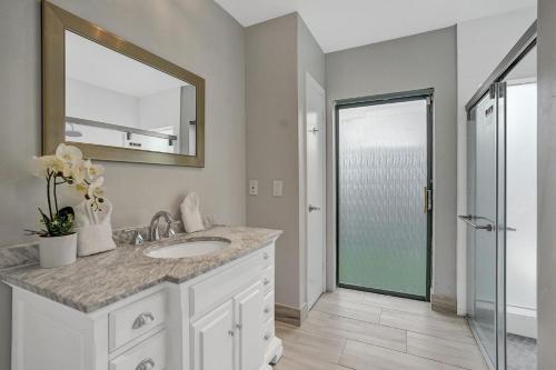 Florida Dream Home: Pool Lakeview Game Room ~にあるバスルーム