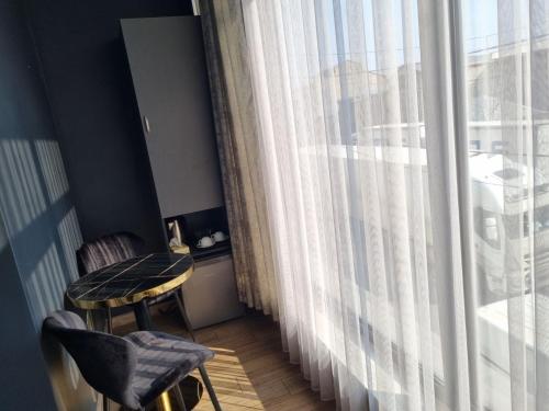 Гостиная зона в Days Hotel