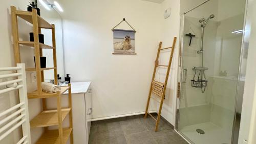 une salle de bain avec une douche, un lavabo et des toilettes dans l'établissement Henson, appartement pour 4 personnes, à Saint-Valery-sur-Somme