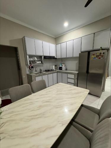 Η κουζίνα ή μικρή κουζίνα στο White House Homestay Langkawi Village & Paddy Views