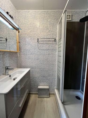 une salle de bain avec un lavabo et une douche dans l'établissement Jolie Villa climatisée 5 couchages, Résidence LES TAMARIS, wifi, PORTIRAGNES PLAGE LRTAMB8, à Portiragnes