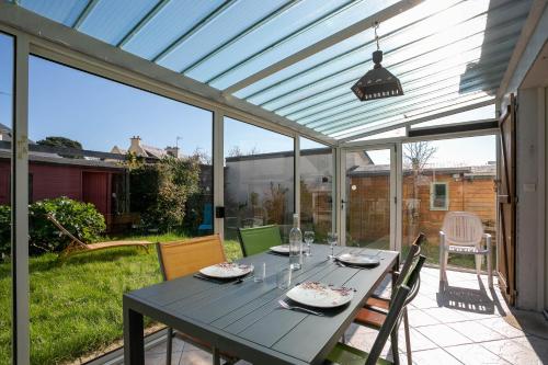 d'une terrasse avec une table et des chaises bleues. dans l'établissement Charmante Maison Neo-bretonne, à Plérin