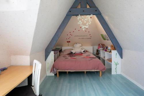 Cette chambre pour enfants dispose d'un lit dans les combles. dans l'établissement Charmante Maison Neo-bretonne, à Plérin