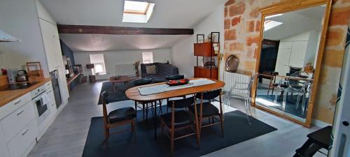 une cuisine et un salon avec une table et des chaises dans l'établissement Lovely apartment Bordeaux Jardin Public, à Bordeaux