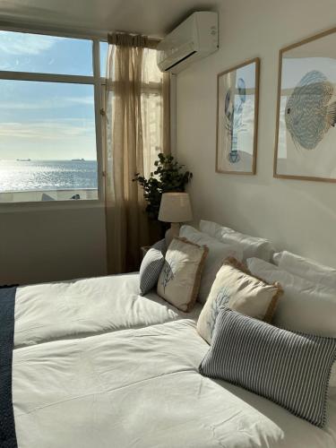 Katil atau katil-katil dalam bilik di Beachfront Sunrise Sands Retreat, Gibraltar