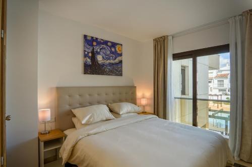 Ένα ή περισσότερα κρεβάτια σε δωμάτιο στο Beach side apartment La Duquesa