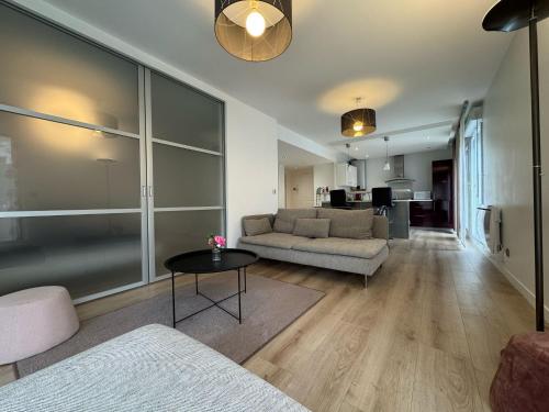 un salon avec un canapé et une table dans l'établissement Beautiful renovated 1 room garden box Eurexpo-Lyon- Stadium, à Bron